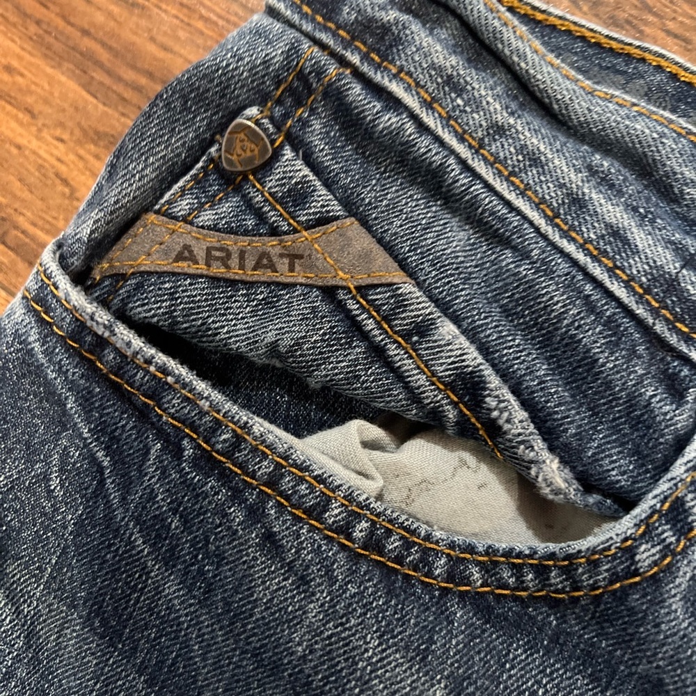 Mens like new distressed jeans